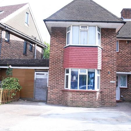 Stunning 2-Bed Apartment In Harrow Exterior photo