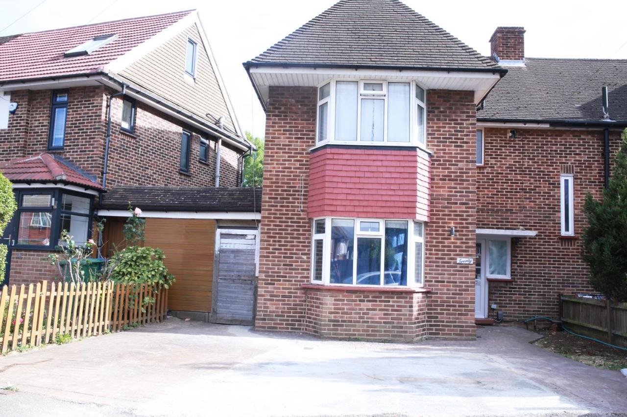 Stunning 2-Bed Apartment In Harrow Exterior photo